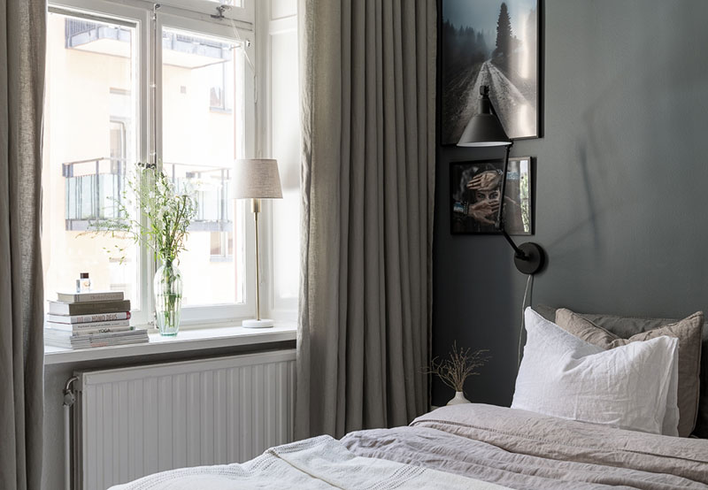 Стокгольмская бежево-серая квартира с окном в гардеробной (69 кв.м)