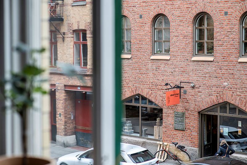 Кирпич, синие стены и чёрные двери: смелый интерьер квартиры в Гётеборге