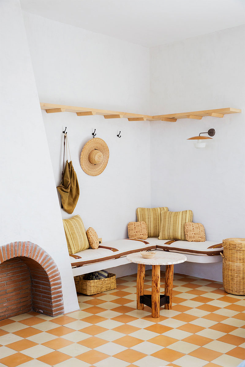 Солнечный и экзотичный интерьер летнего дома американского дизайнера в Мексике