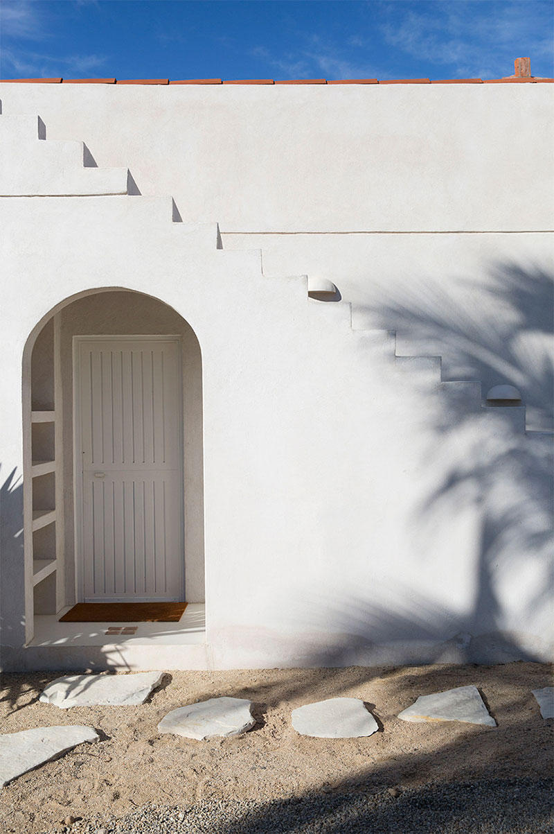 Солнечный и экзотичный интерьер летнего дома американского дизайнера в Мексике