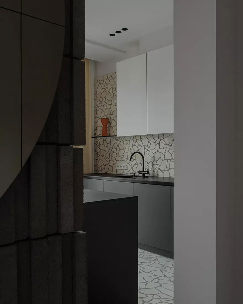 Мраморный терраццо, бетон и минимализм: современная квартира для семьи в Минске