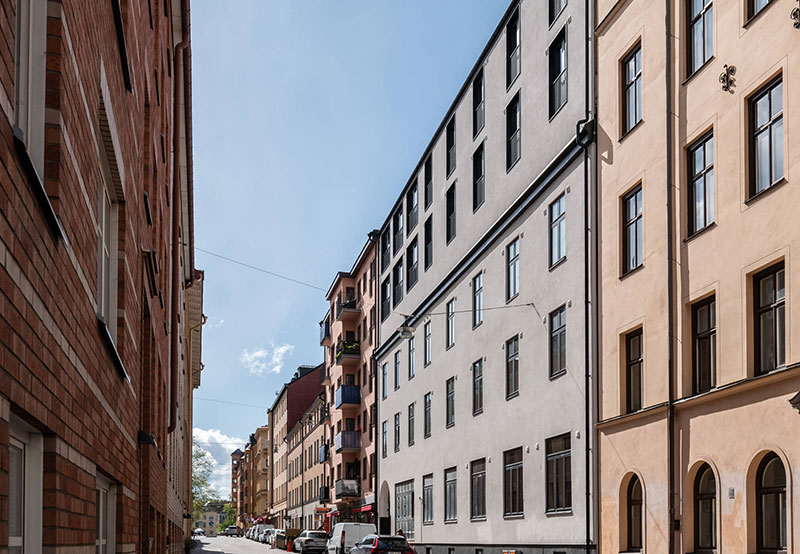 Маленькая современная квартира с чёрной кухней в Стокгольме (51 кв. м)