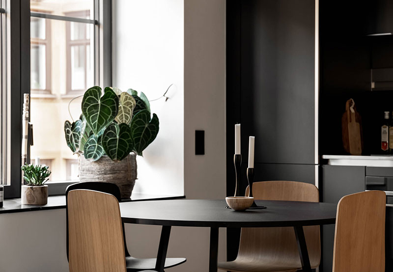 Маленькая современная квартира с чёрной кухней в Стокгольме (51 кв. м)