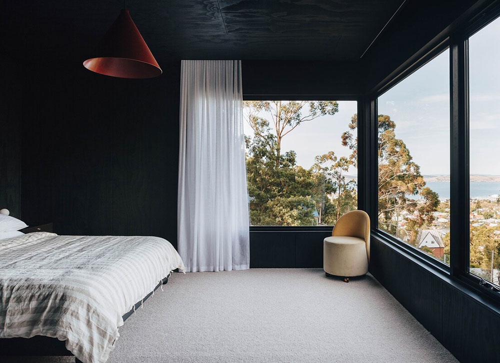 Современный деревянный коттедж на холме со смелыми интерьерами в Австралии