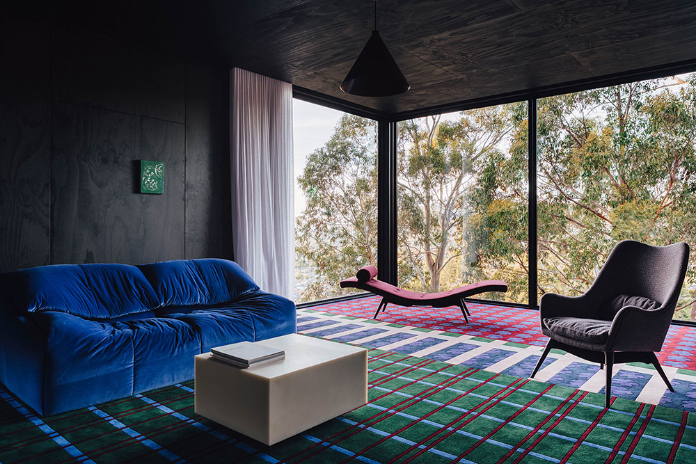 Современный деревянный коттедж на холме со смелыми интерьерами в Австралии