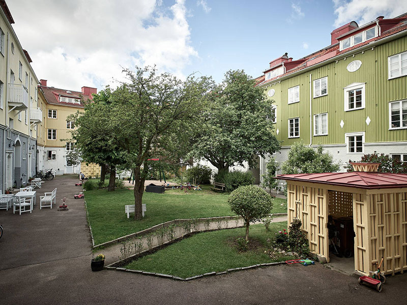 Ретро секретер и арочное окно в спальной: симпатичная квартира в Гетеборге (50 кв. м)