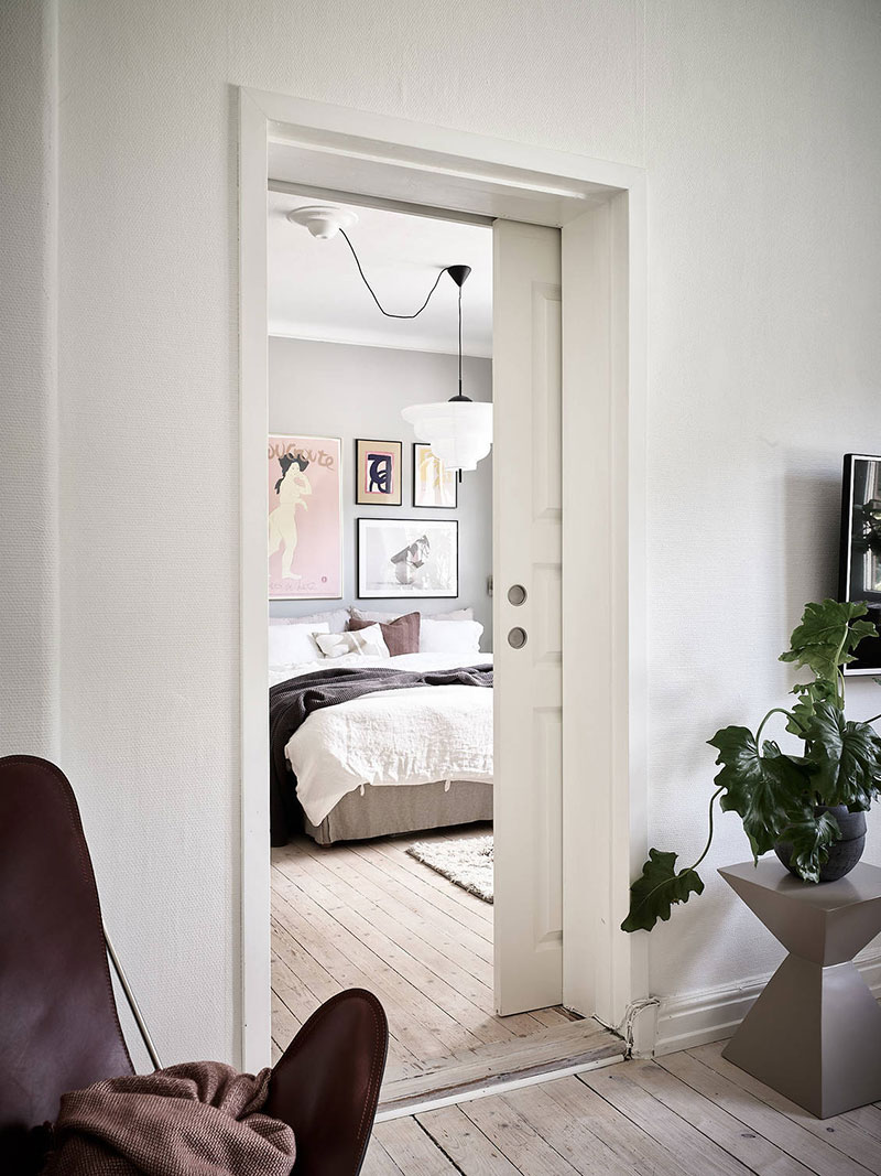 Ретро секретер и арочное окно в спальной: симпатичная квартира в Гетеборге (50 кв. м)