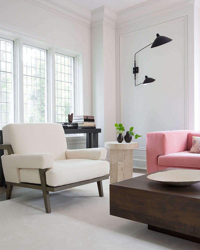 Изысканный дизайн с розовым диваном и смелой обеденной в Торонто