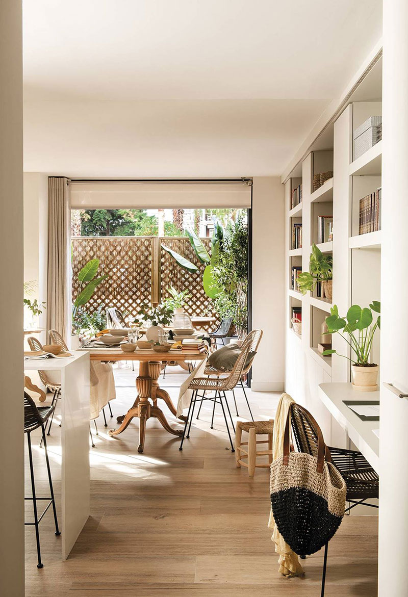Собственная терраса, зелень и яркие акценты: городские джунгли в квартире в Барселоне (75 кв. м)