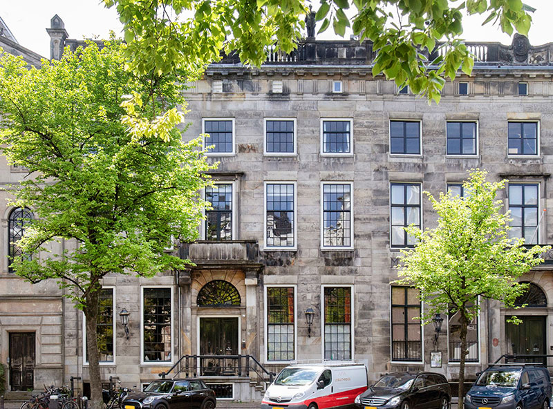 Апартаменты с жёлтыми стенами, сауной и видом на канал в Амстердаме