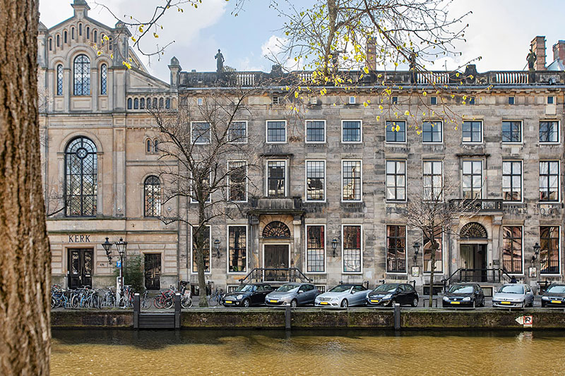 Апартаменты с жёлтыми стенами, сауной и видом на канал в Амстердаме