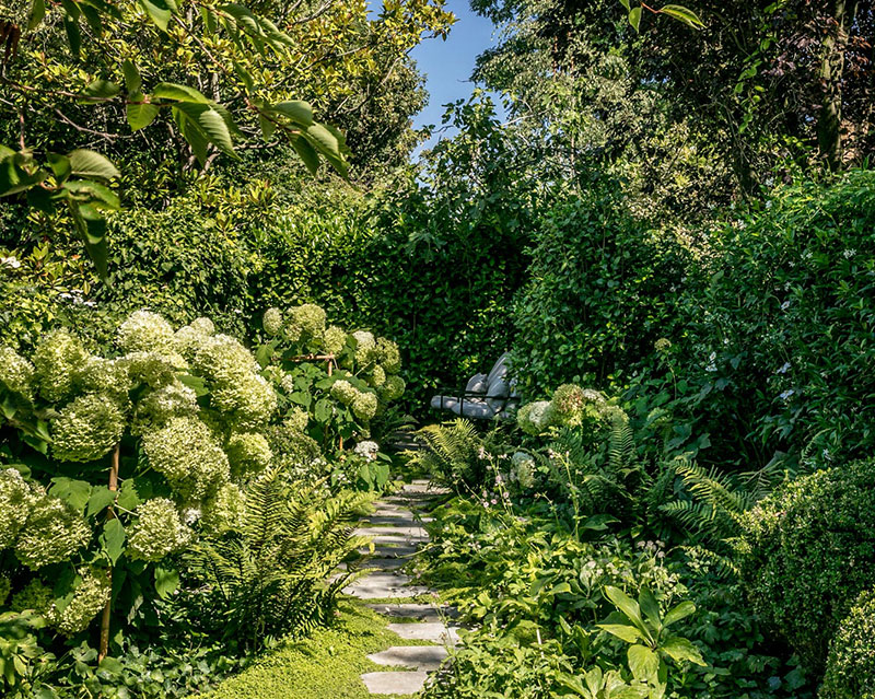 Светлый таунхаус в приятных пастельных тонах с роскошным садом в Лондоне