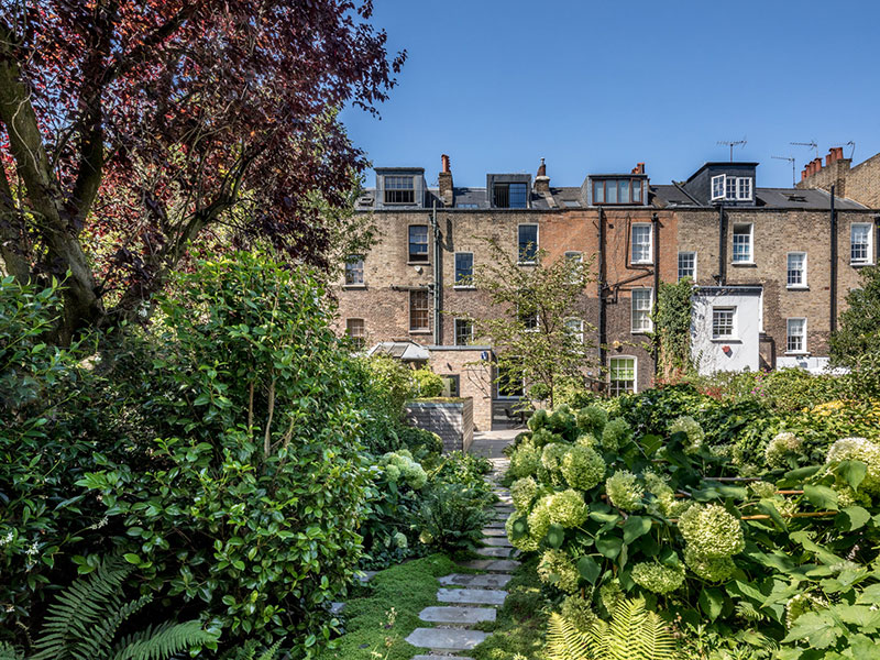 Светлый таунхаус в приятных пастельных тонах с роскошным садом в Лондоне