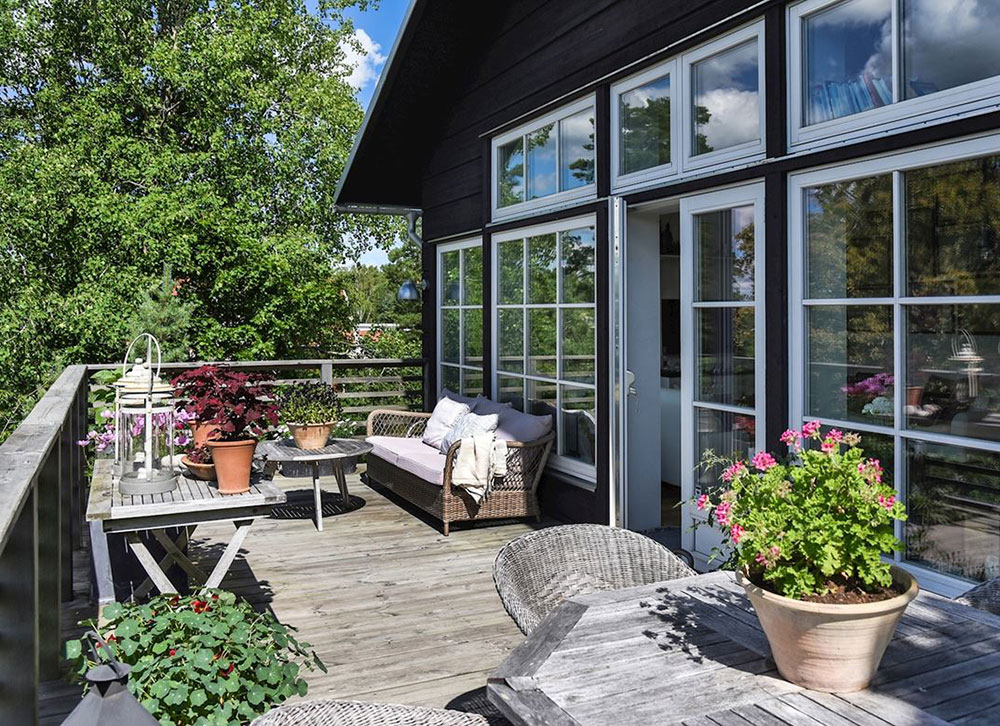 Черный фасад и уютные белые интерьеры: светлый летний домик в Швеции
