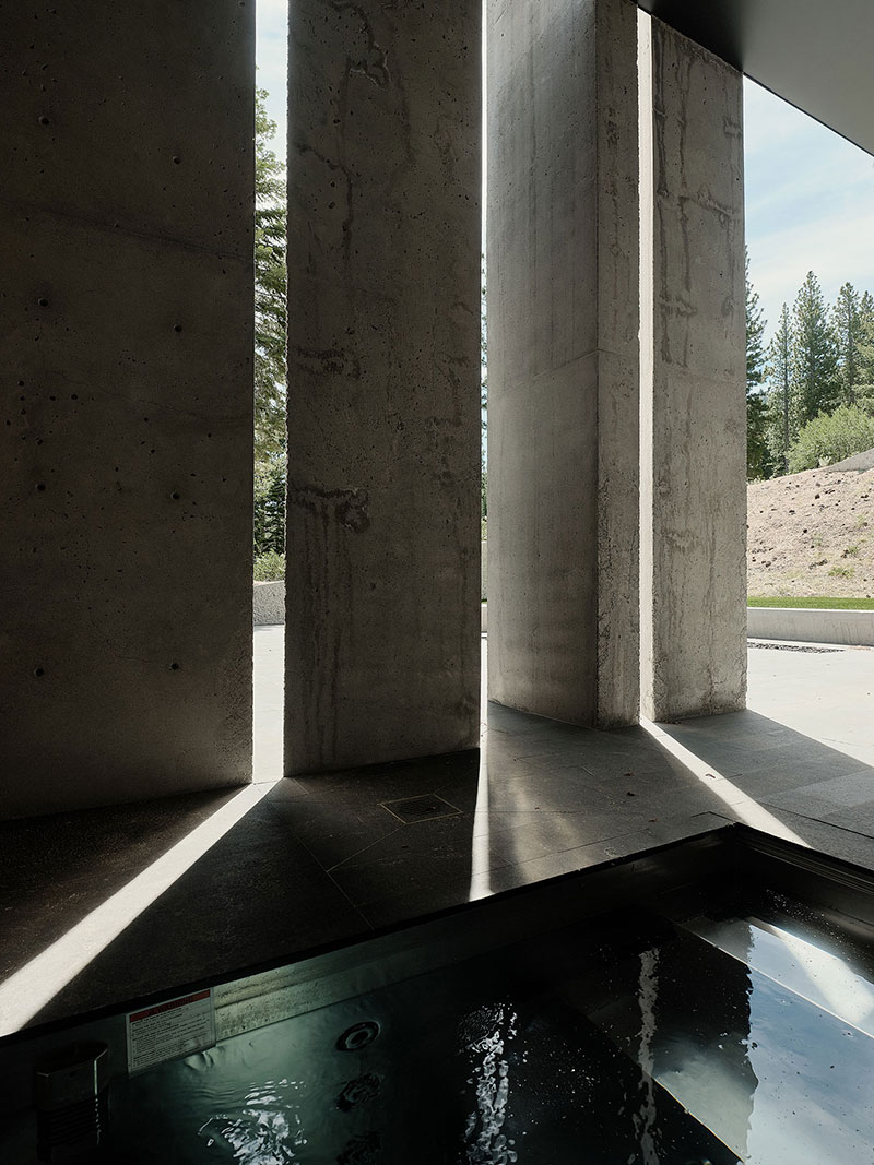 Природа, бетон и дизайнерская мебель: современный дом отдыха на озере Тахо