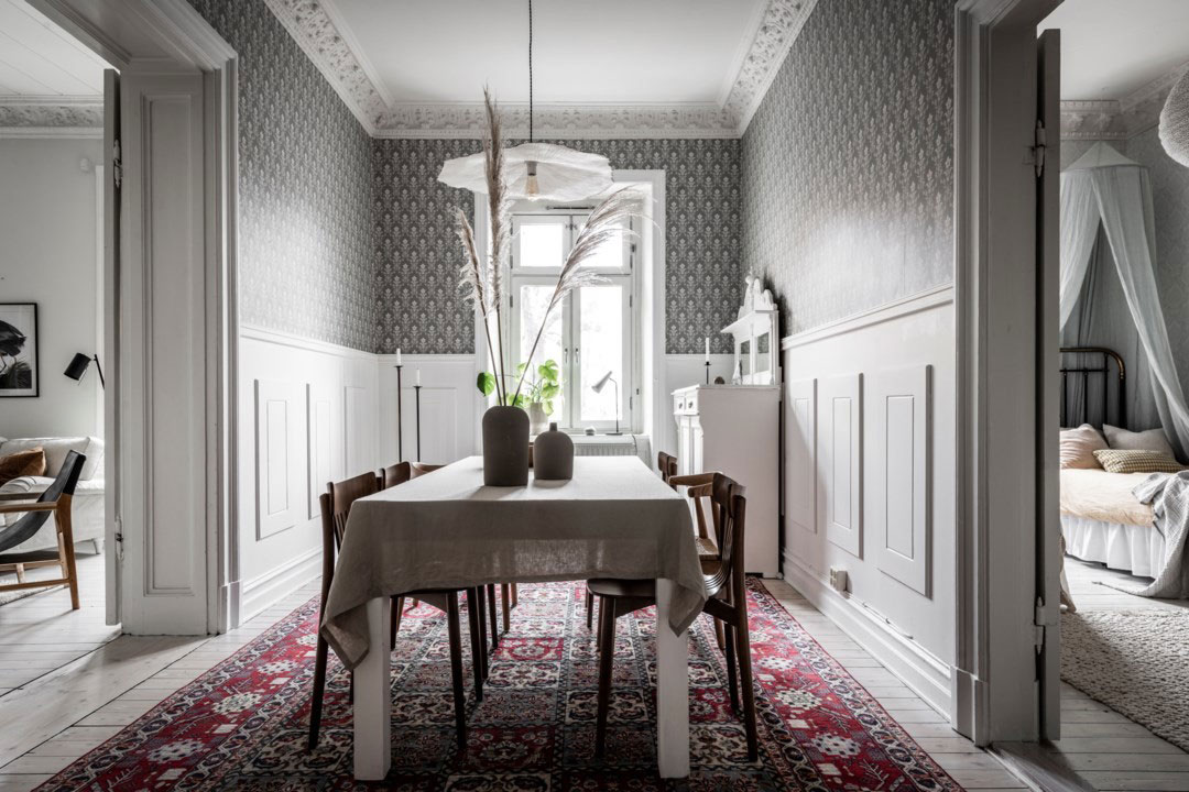 Просторная шведская квартира с лепниной, старинными печами и винтажным декором