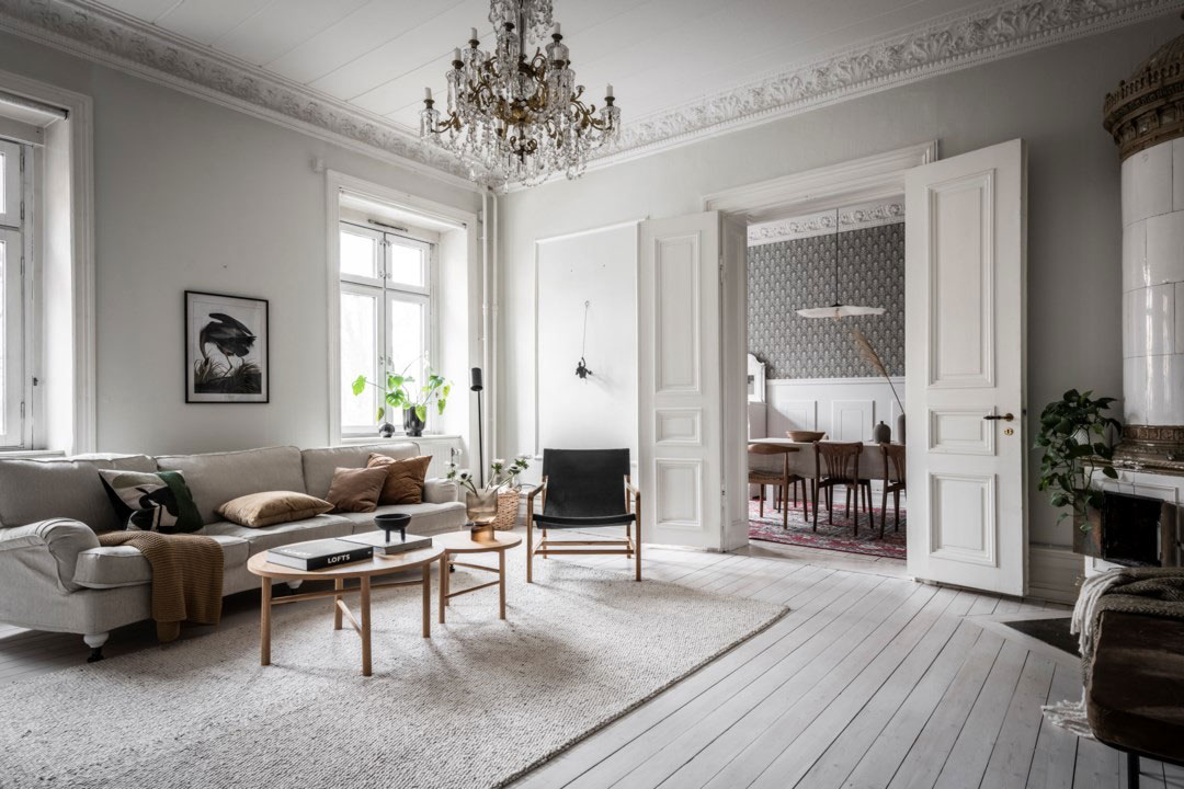 Просторная шведская квартира с лепниной, старинными печами и винтажным декором
