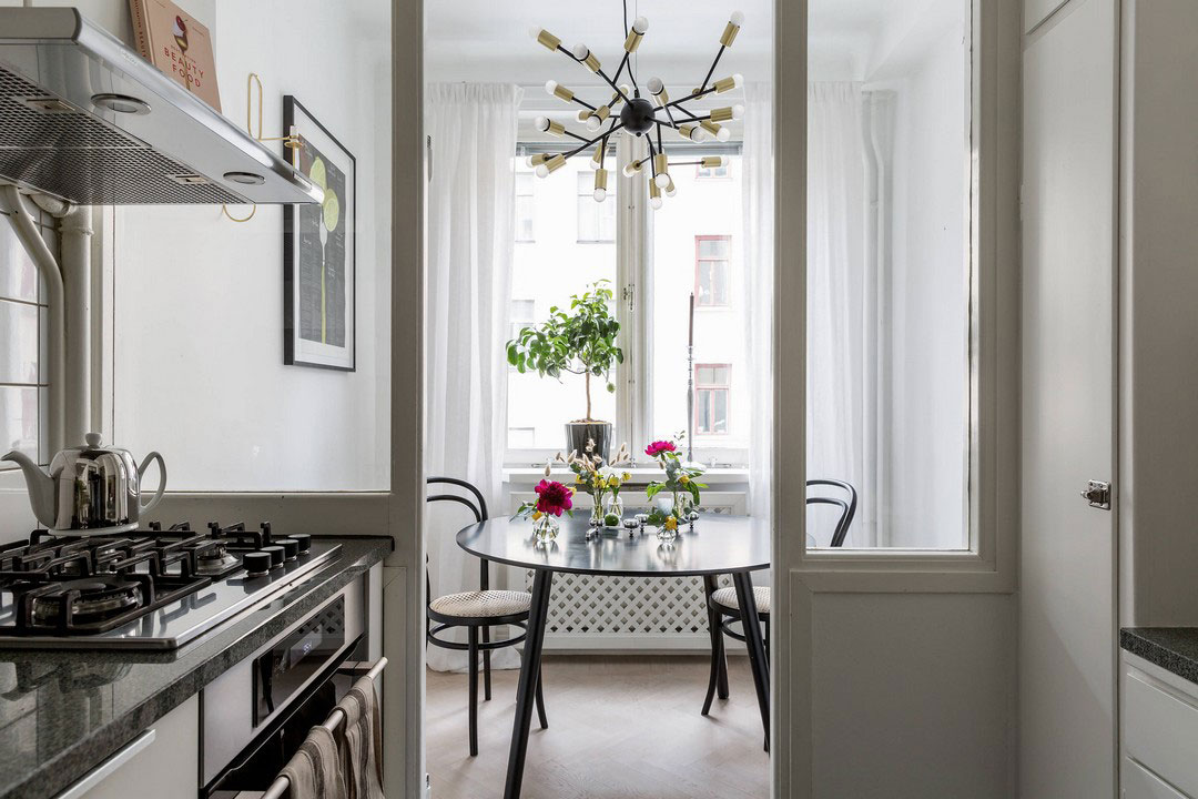 Светлая квартира в Швеции с тёмными акцентами ярким декором