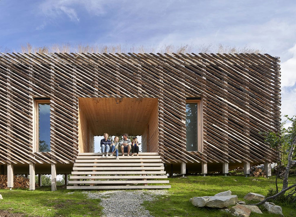 Деревянный дом с необычной архитектурой в горах Норвегии