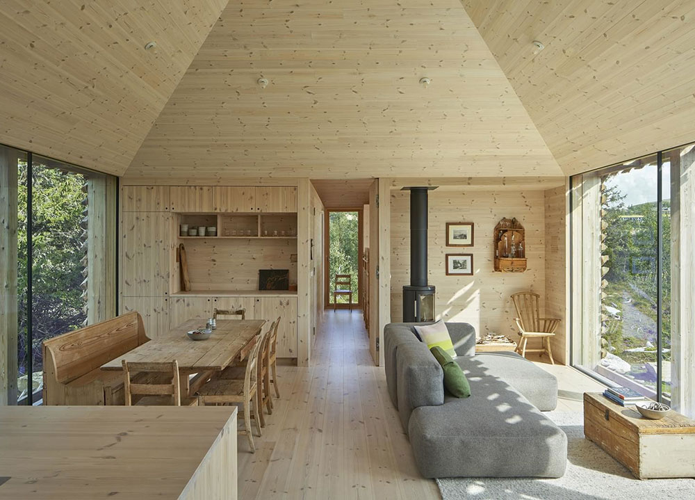 Деревянный дом с необычной архитектурой в горах Норвегии