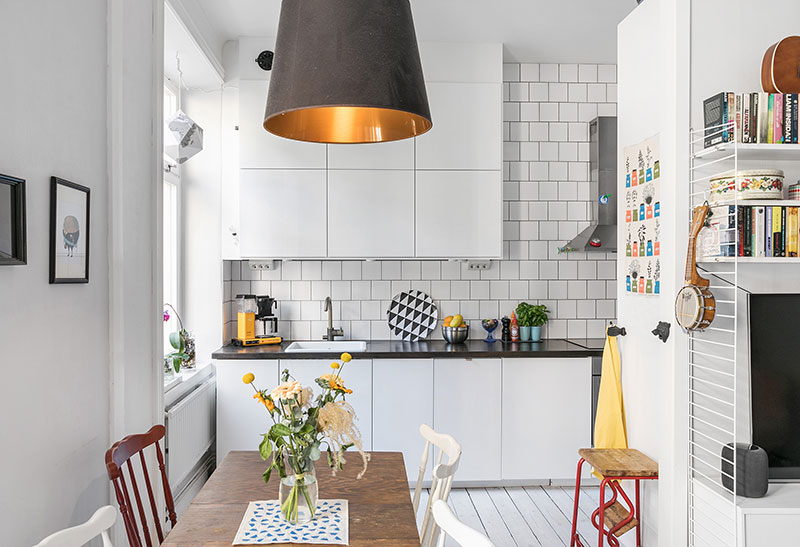 Очаровательная белая квартира с жизнерадостными нотками в Стокгольме (49 кв. м)