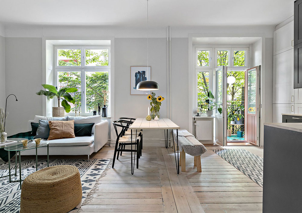 Открытая планировка, спальня за шторкой и уютный зелёный балкон: милая небольшая квартира в Швеции (37 кв. м)