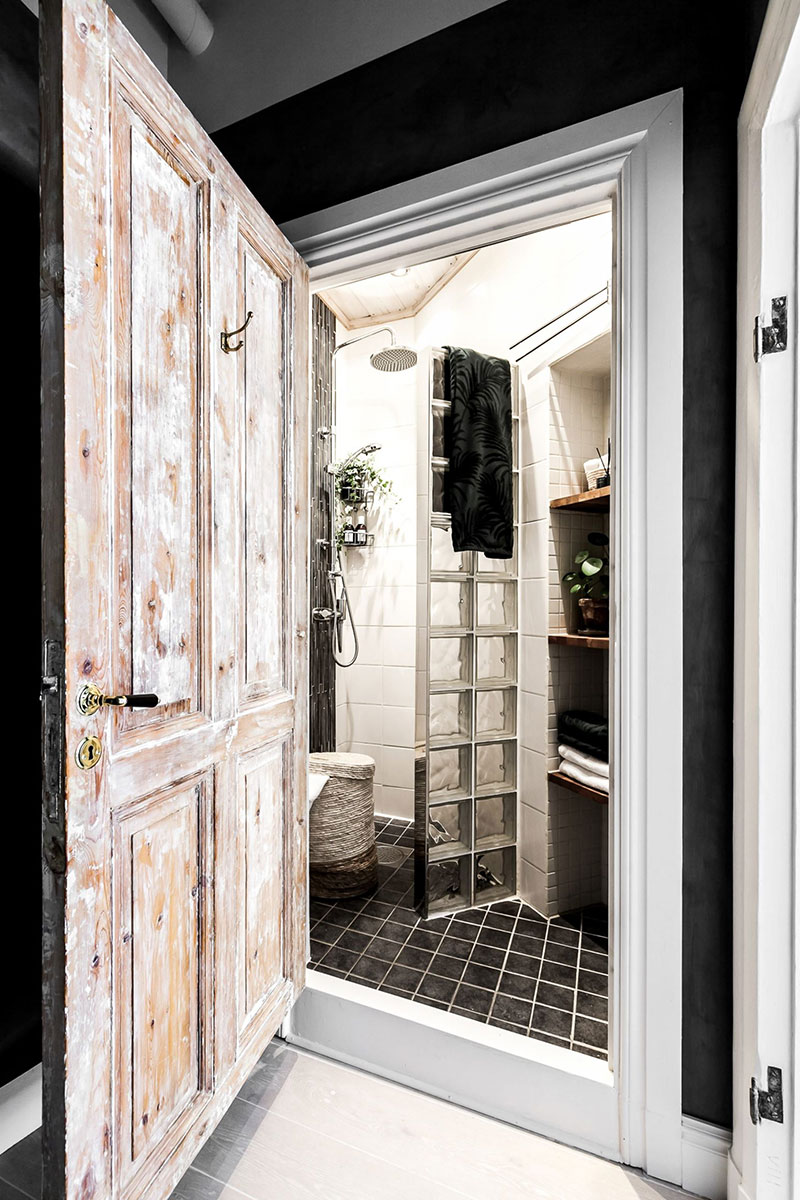 Цветная штукатурка, стеклянная перегородка и винтажные двери: интересная студия в Стокгольме (44 кв. м)