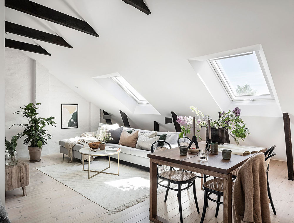 Шведская квартира под крышей с интерьером в тёплых тонах