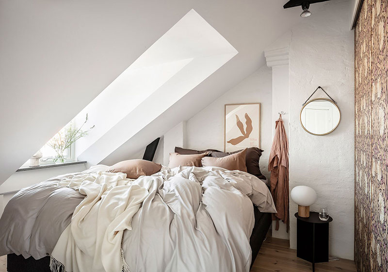 Шведская квартира под крышей с интерьером в тёплых тонах
