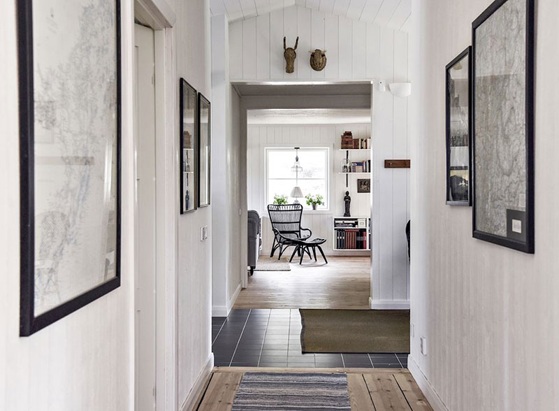 Черный фасад и уютные белые интерьеры: светлый летний домик в Швеции