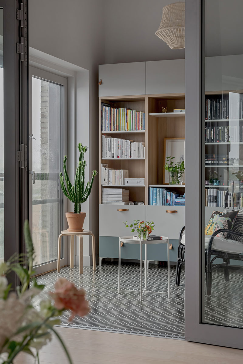 Квартира с комнатой для чтения в новом многоквартирном доме в Стокгольме