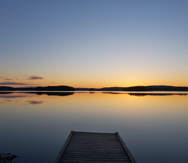 Дом с простым дизайном и чудесным видом на озеро в Швеции (120 кв.м)