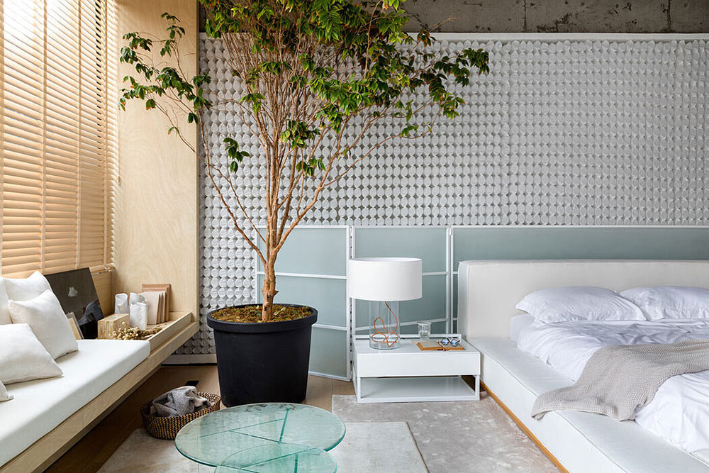 Современная гостиная и спальня в одном помещение: стильный проект в Бразилии