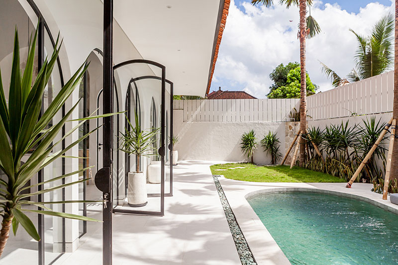 Арки и живые растения: стильный дизайн курортной виллы на Бали