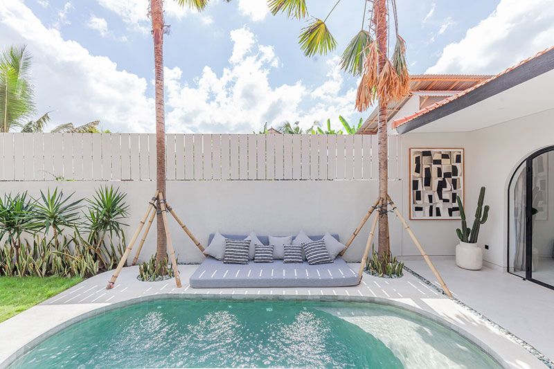 Арки и живые растения: стильный дизайн курортной виллы на Бали