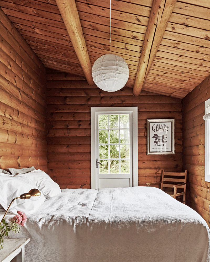 Деревянный коттедж со светлой мебелью в Дании