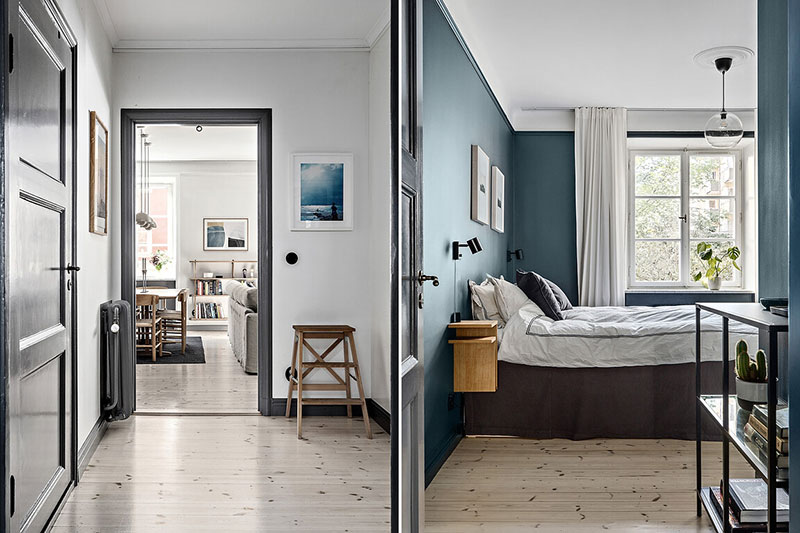 Открытая гостиная и эффектная тёмно-синяя кухня: квартира в Стокгольме (86 кв. м)