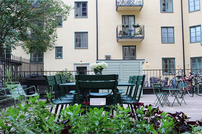 Открытая гостиная и эффектная тёмно-синяя кухня: квартира в Стокгольме (86 кв. м)