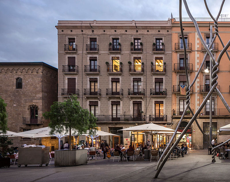 Эффектная квартира с балками и кирпичными стенами в Готическом квартале в Барселоне