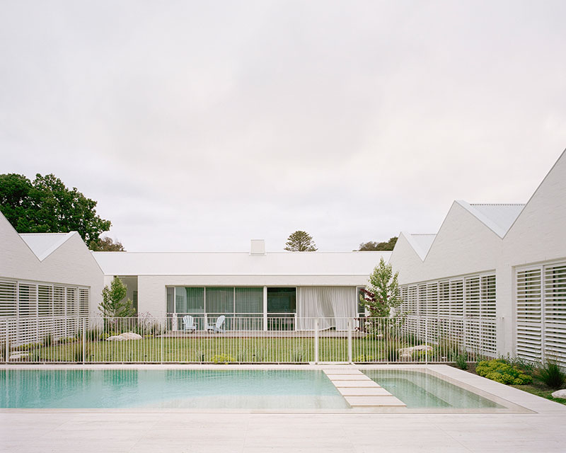 Пляжный дом в Австралии с интересной архитектурой и пастельными интерьерами