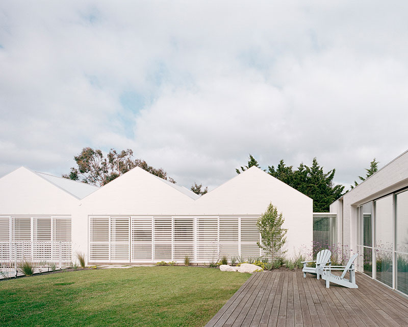 Пляжный дом в Австралии с интересной архитектурой и пастельными интерьерами