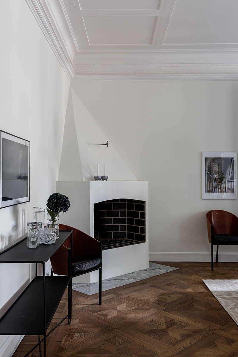 Элегантные апартаменты с красивой лепниной и тёмными акцентами в Стокгольме