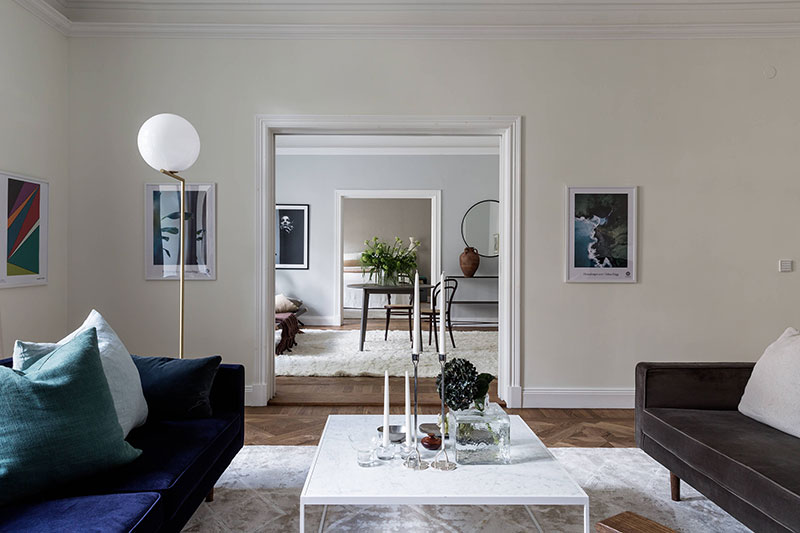 Элегантные апартаменты с красивой лепниной и тёмными акцентами в Стокгольме