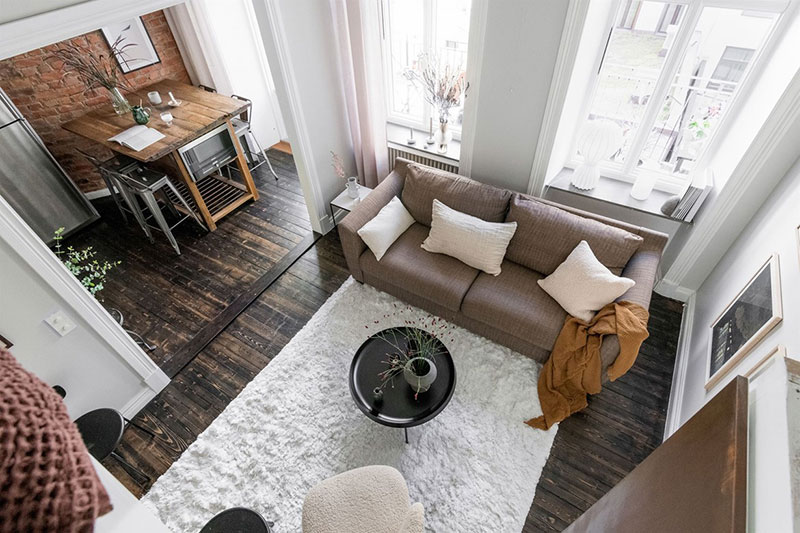 Кирпич, грубое дерево и спальня на антресоли: интересная небольшая квартира в Швеции (35 кв. м)