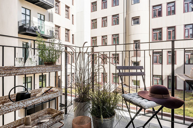 Кирпич, грубое дерево и спальня на антресоли: интересная небольшая квартира в Швеции (35 кв. м)