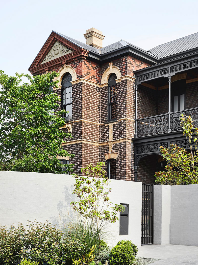 Особняк в викторианском стиле с красивой кухней и продуманным задним двором в Мельбурне