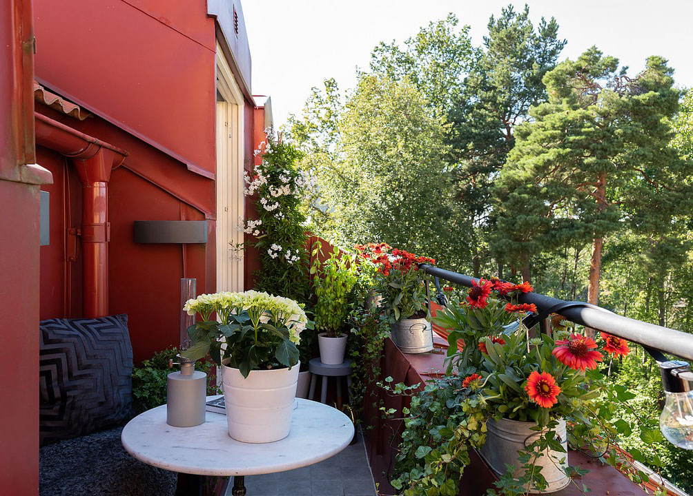 Прекрасная мансардная квартира с террасой и зеленью за окном в Швеции