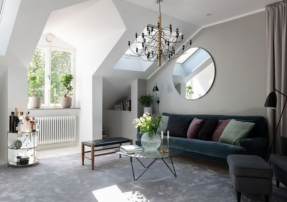 Прекрасная мансардная квартира с террасой и зеленью за окном в Швеции