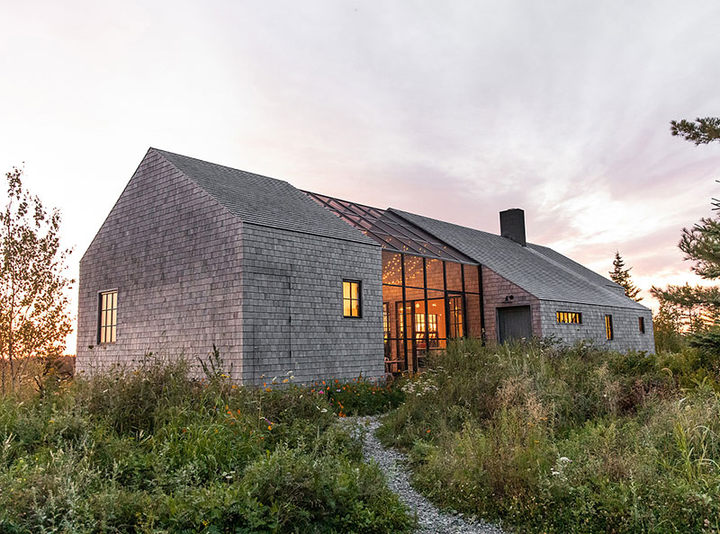Интересная архитектура и продуманное остекление: дом на острове в штате Мэн