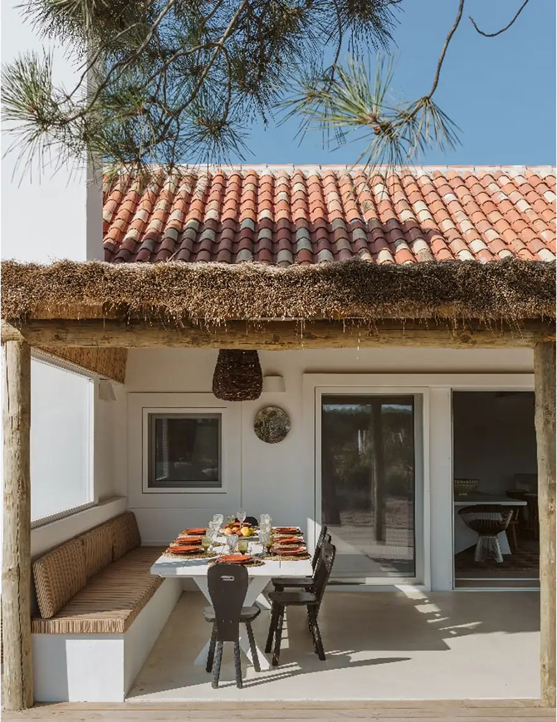 Традиционная летняя вилла с соломенной крышей на побережье в Португалии